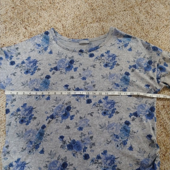 Size 1X plus floral scrunch side short sleeve top - Picture 11 of 14